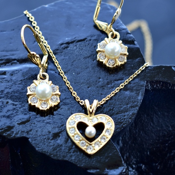 Vintage Gold Heart Shaped Faux Diamond Necklace & Floral Earrings Set - Picture 2 of 7